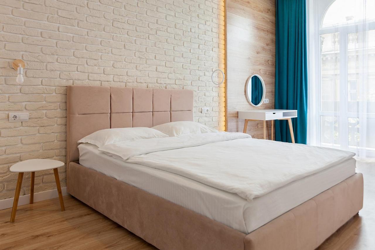 Leogrand Three Bedrooms Vip Apartments On Kniazia Romana 12 ลวีฟ ภายนอก รูปภาพ