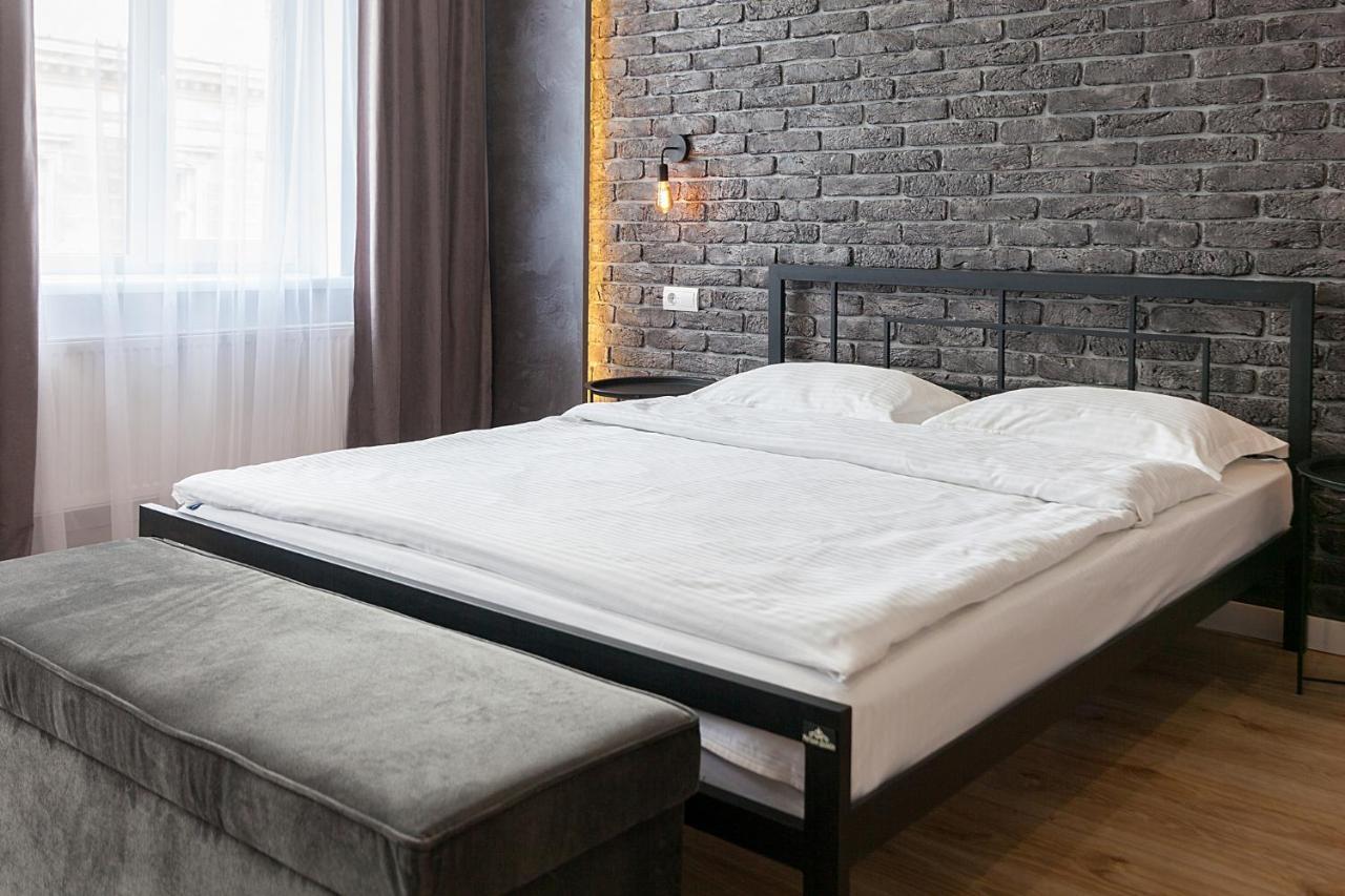 Leogrand Three Bedrooms Vip Apartments On Kniazia Romana 12 ลวีฟ ภายนอก รูปภาพ